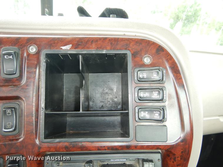 image for item DB8344 2006 Mack CHN613 semi truck