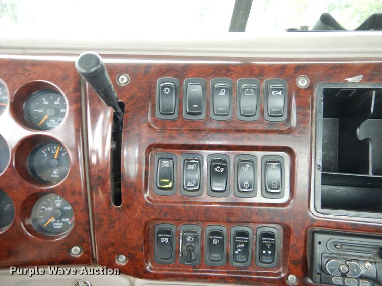 image for item DB8344 2006 Mack CHN613 semi truck