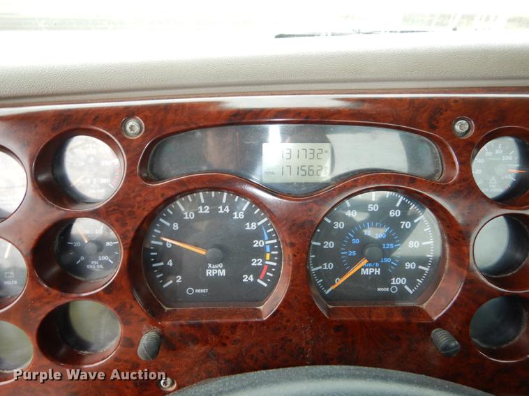 image for item DB8344 2006 Mack CHN613 semi truck