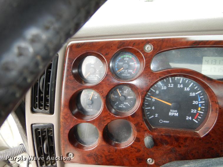 image for item DB8344 2006 Mack CHN613 semi truck