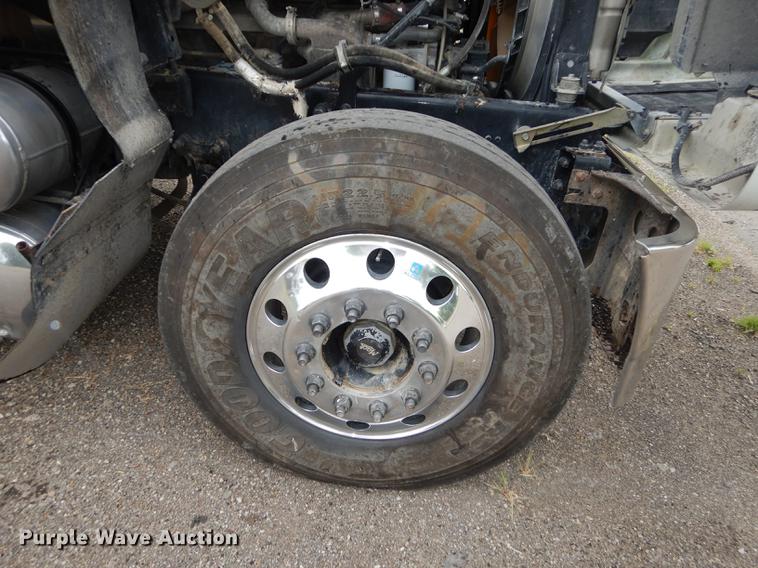 image for item DB8344 2006 Mack CHN613 semi truck