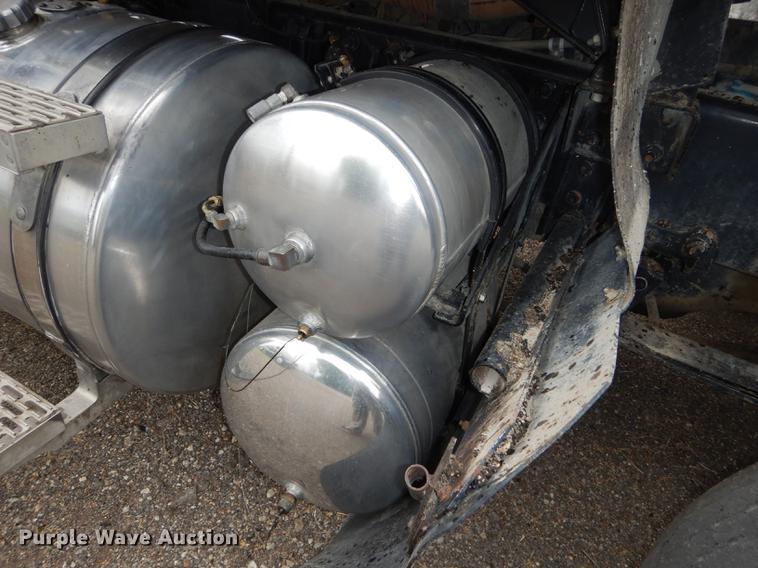 image for item DB8344 2006 Mack CHN613 semi truck