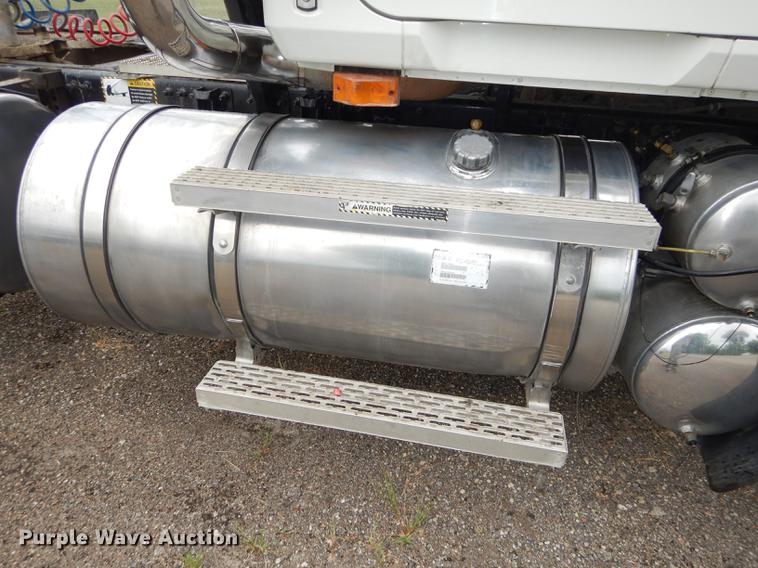 image for item DB8344 2006 Mack CHN613 semi truck