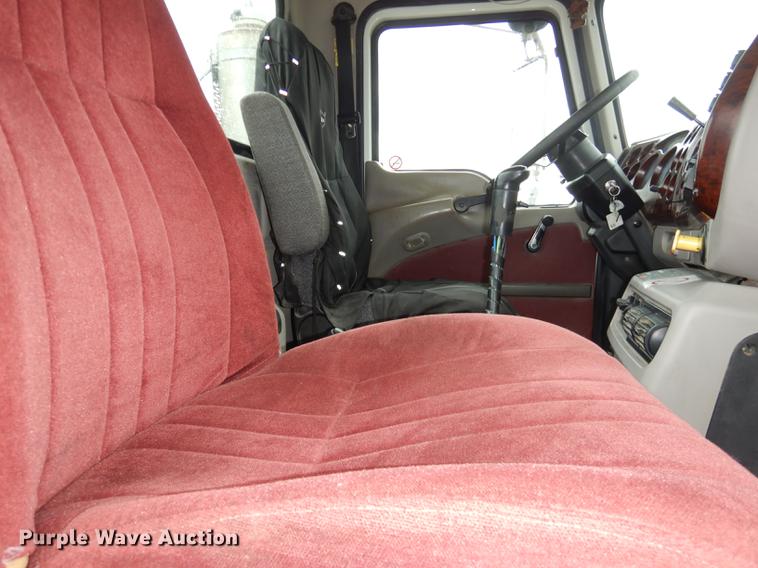 image for item DB8344 2006 Mack CHN613 semi truck