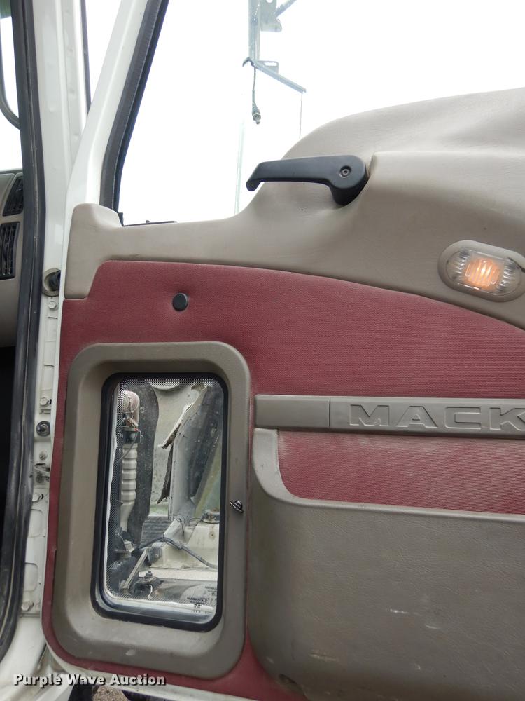 image for item DB8344 2006 Mack CHN613 semi truck