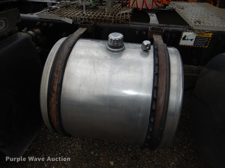 image for item DB8344 2006 Mack CHN613 semi truck