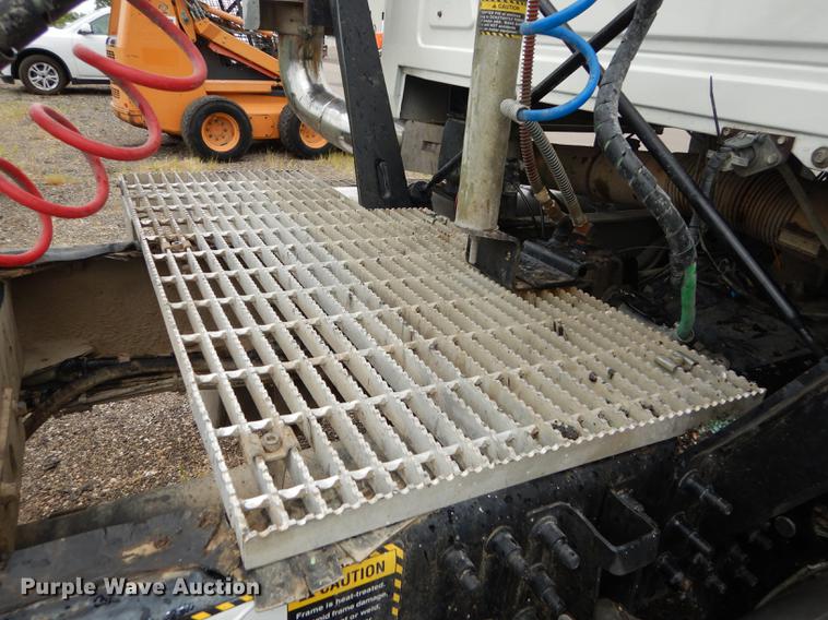 image for item DB8344 2006 Mack CHN613 semi truck