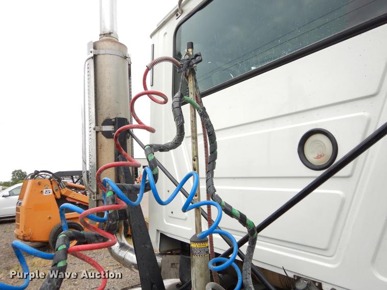 image for item DB8344 2006 Mack CHN613 semi truck