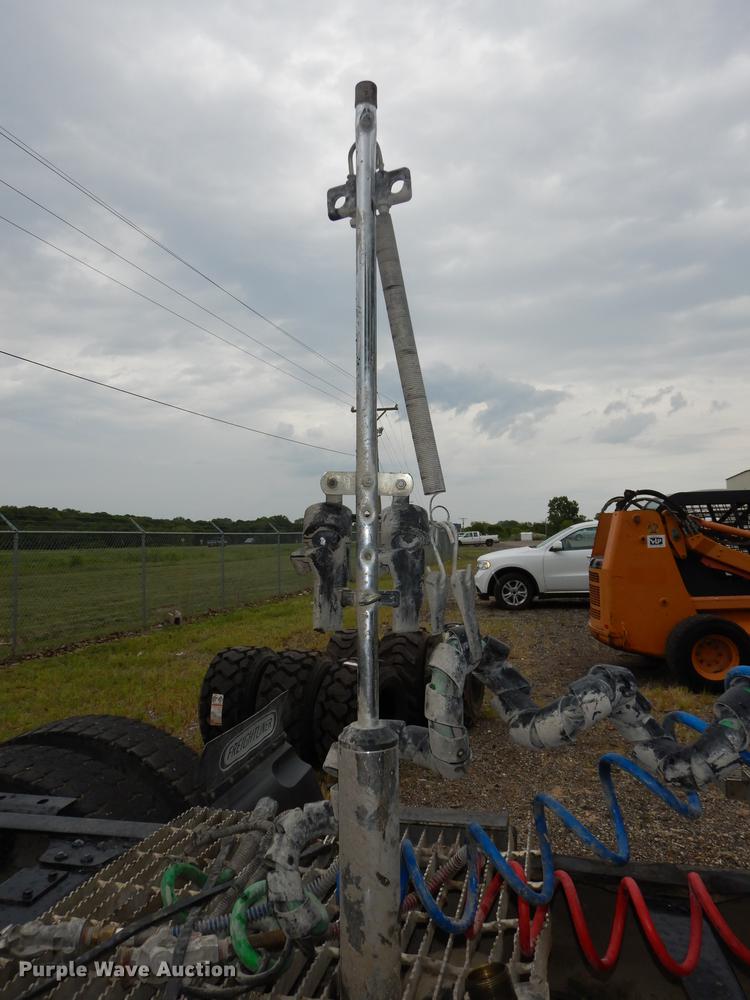 image for item DB8344 2006 Mack CHN613 semi truck