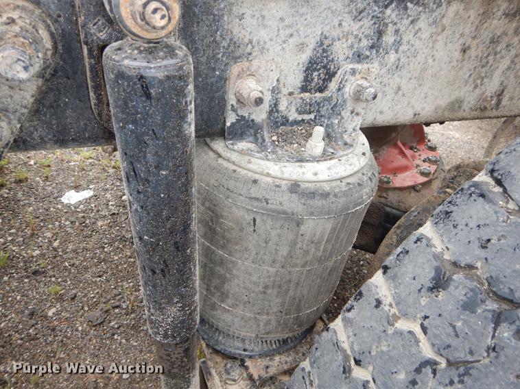 image for item DB8344 2006 Mack CHN613 semi truck