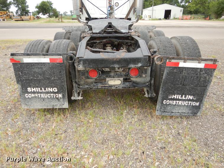 image for item DB8344 2006 Mack CHN613 semi truck