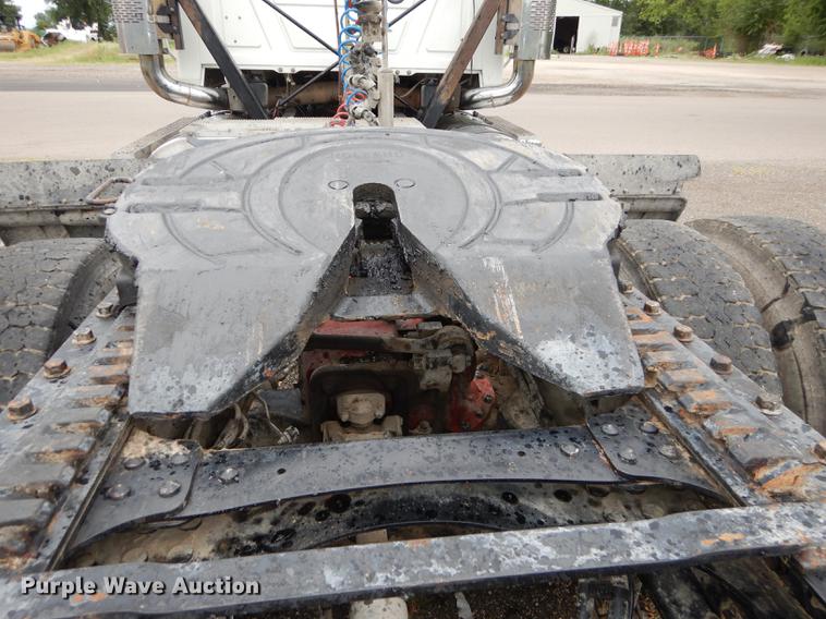 image for item DB8344 2006 Mack CHN613 semi truck