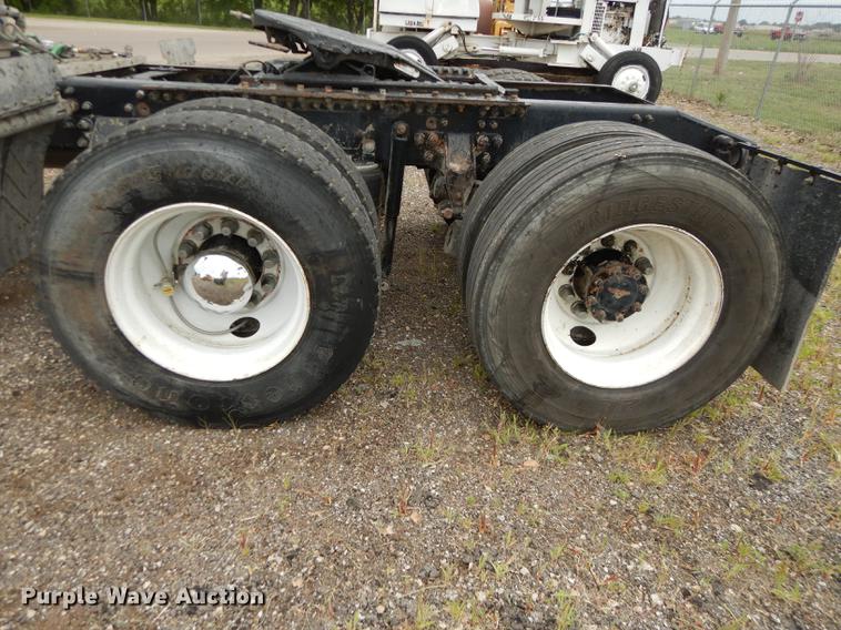 image for item DB8344 2006 Mack CHN613 semi truck