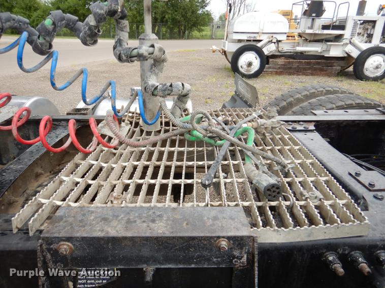 image for item DB8344 2006 Mack CHN613 semi truck