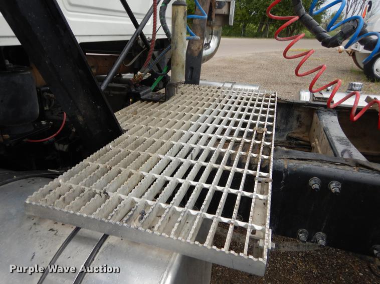 image for item DB8344 2006 Mack CHN613 semi truck