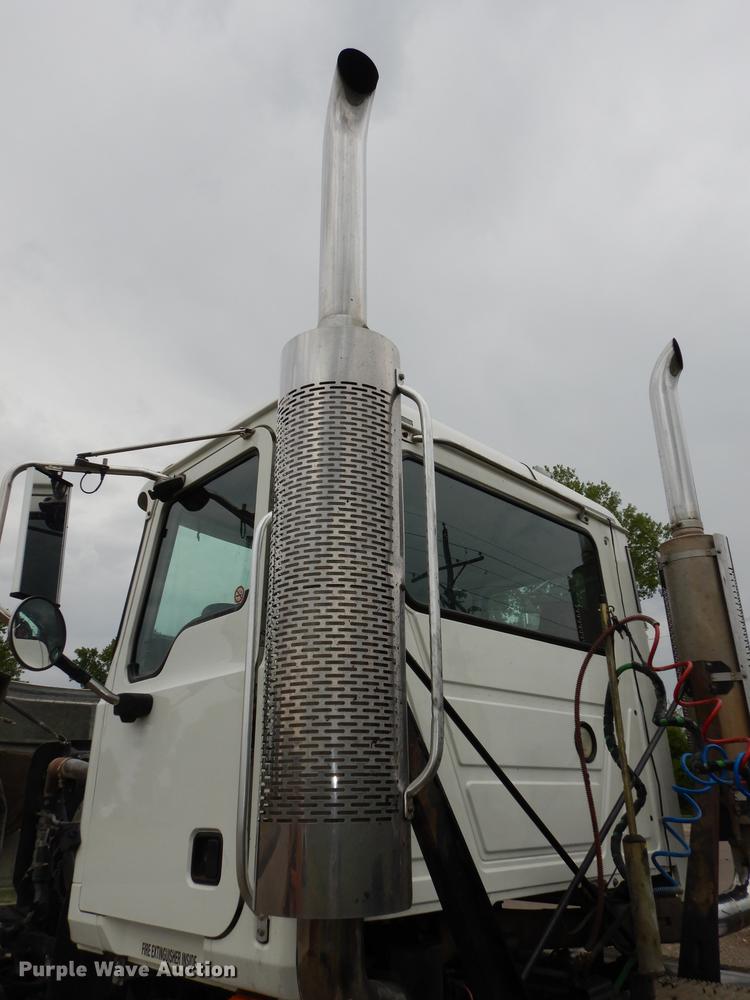 image for item DB8344 2006 Mack CHN613 semi truck