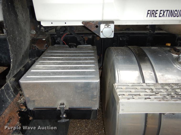 image for item DB8344 2006 Mack CHN613 semi truck