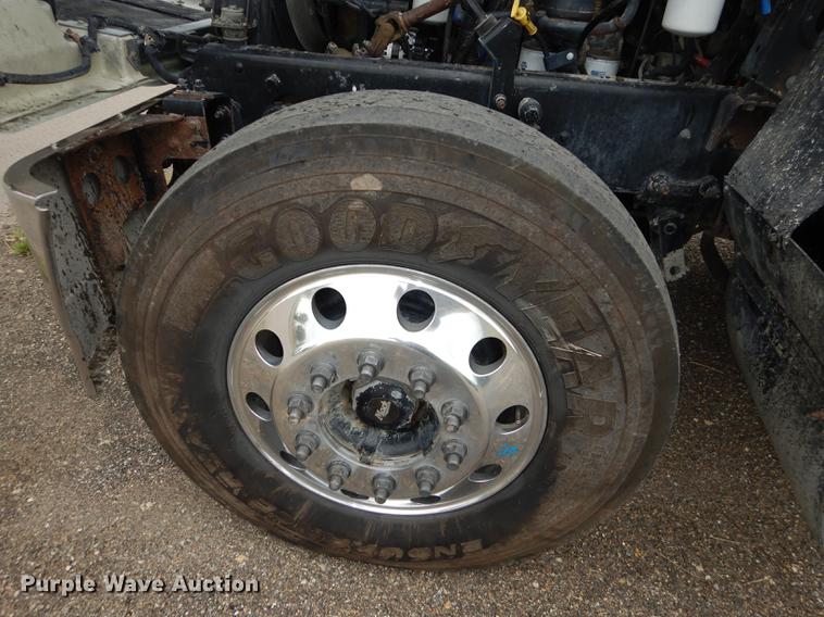 image for item DB8344 2006 Mack CHN613 semi truck