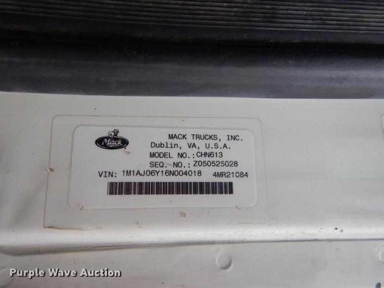 image for item DB8344 2006 Mack CHN613 semi truck