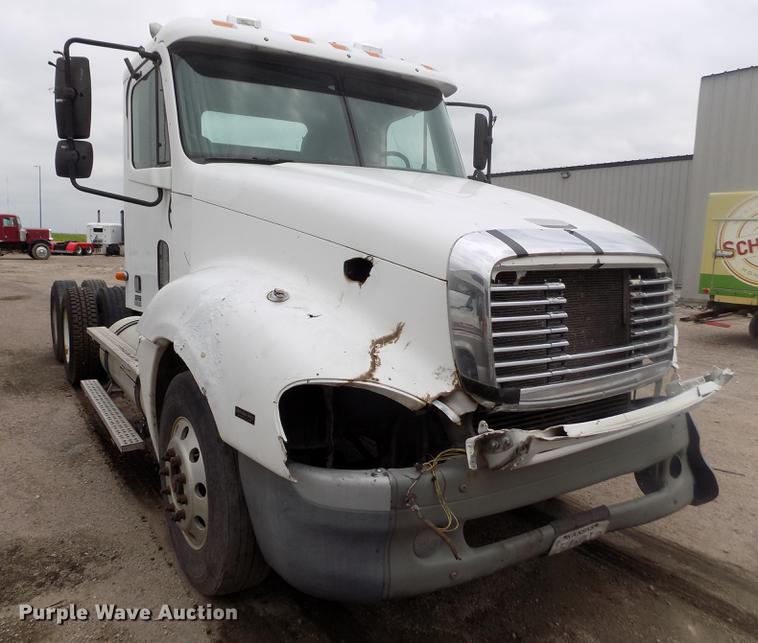 image for item DB9214 2003 Freightliner Columbia semi truck