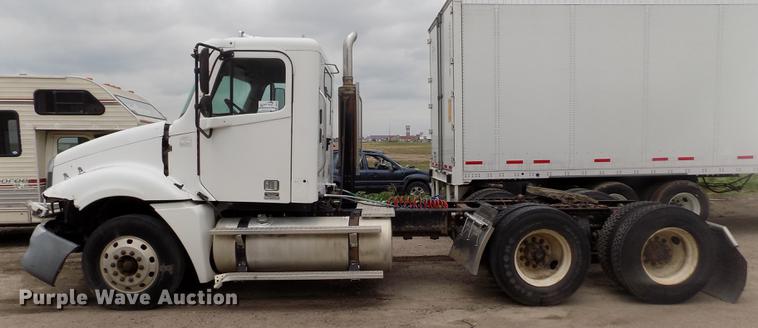image for item DB9214 2003 Freightliner Columbia semi truck