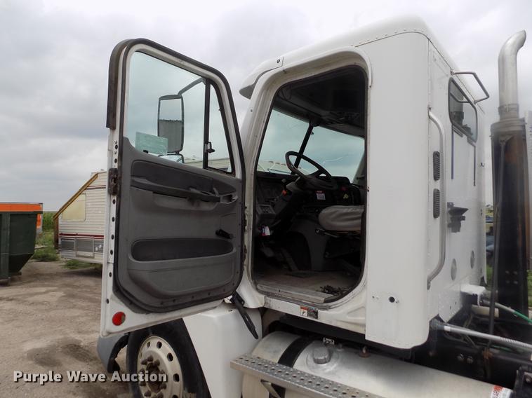 image for item DB9214 2003 Freightliner Columbia semi truck