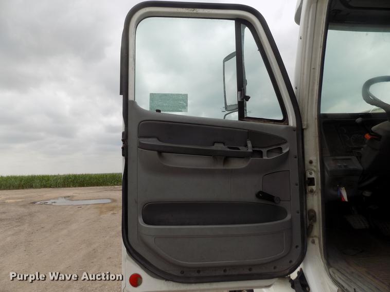 image for item DB9214 2003 Freightliner Columbia semi truck