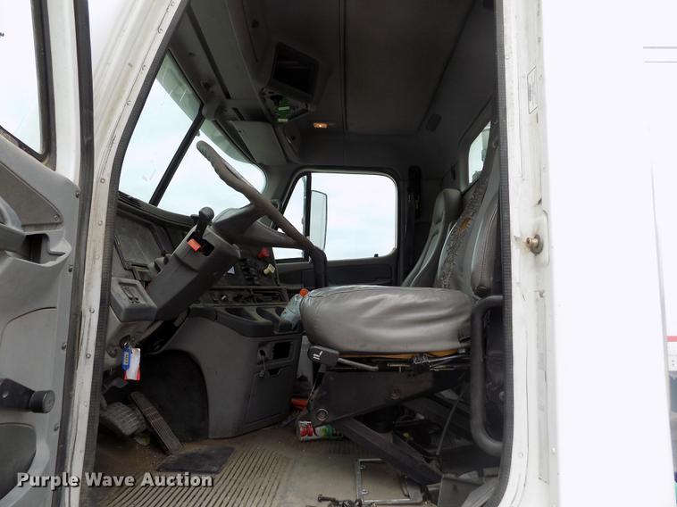 image for item DB9214 2003 Freightliner Columbia semi truck