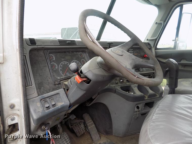 image for item DB9214 2003 Freightliner Columbia semi truck