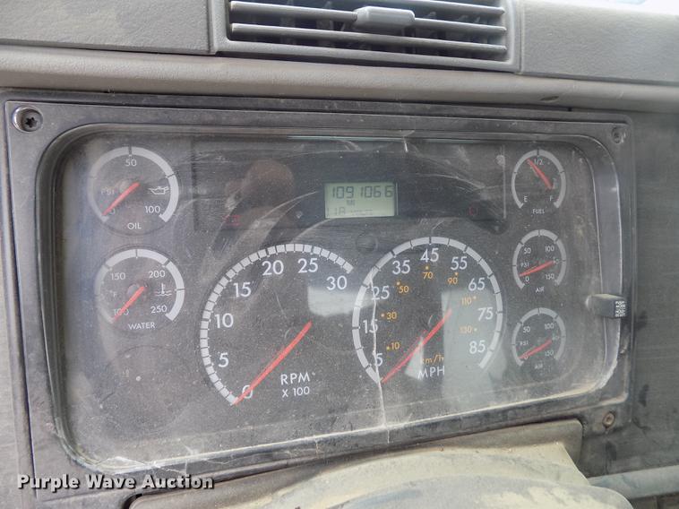 image for item DB9214 2003 Freightliner Columbia semi truck