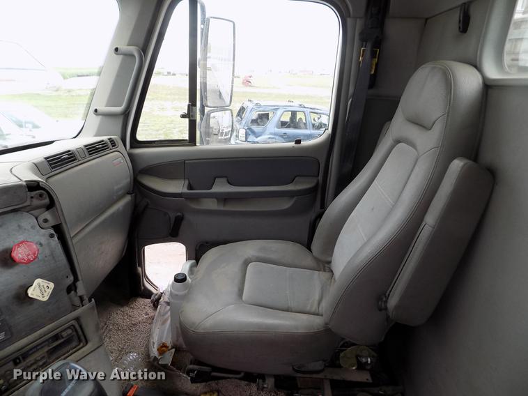 image for item DB9214 2003 Freightliner Columbia semi truck