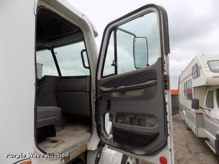 image for item DB9214 2003 Freightliner Columbia semi truck