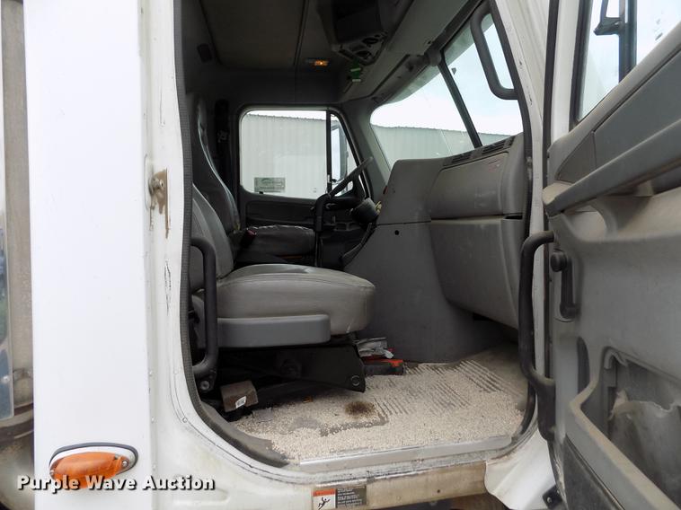 image for item DB9214 2003 Freightliner Columbia semi truck