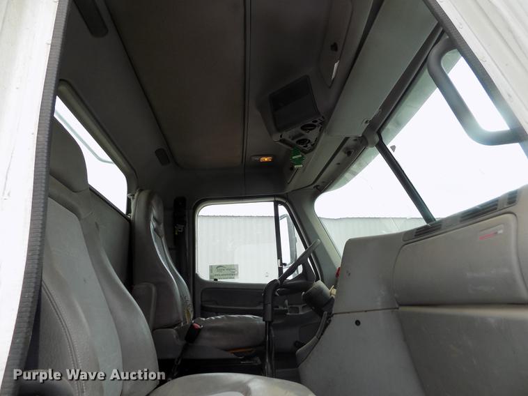 image for item DB9214 2003 Freightliner Columbia semi truck