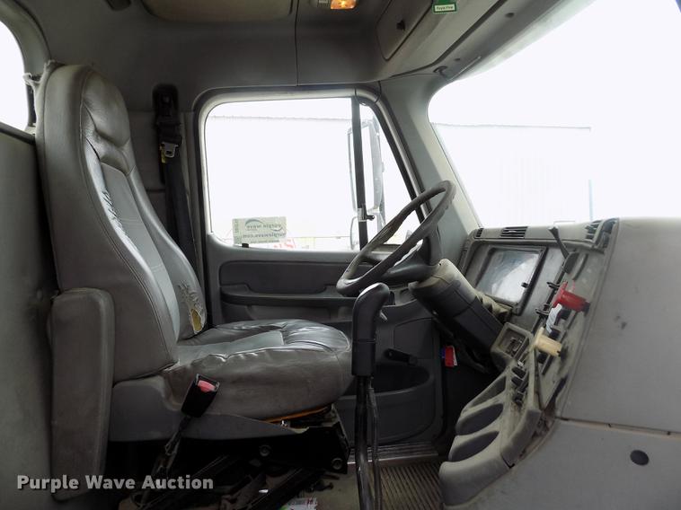 image for item DB9214 2003 Freightliner Columbia semi truck