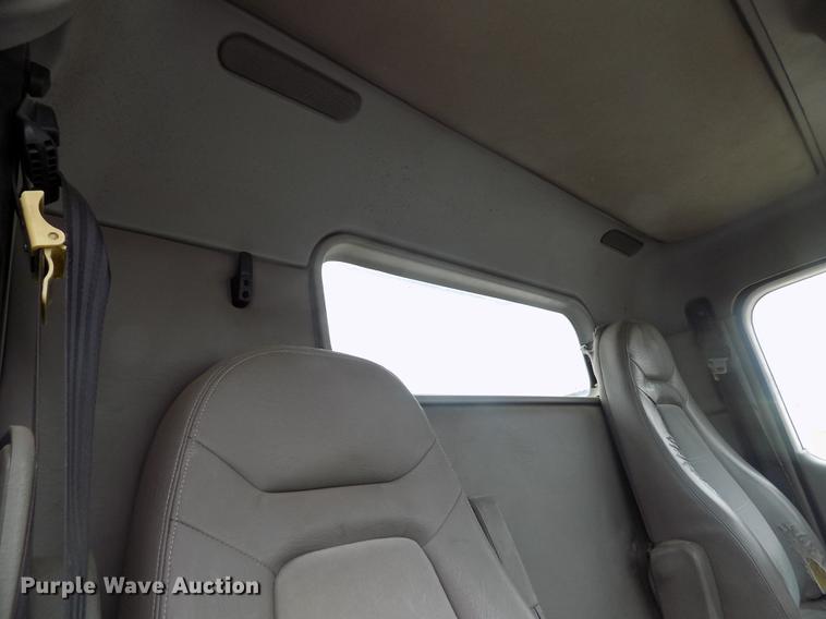 image for item DB9214 2003 Freightliner Columbia semi truck