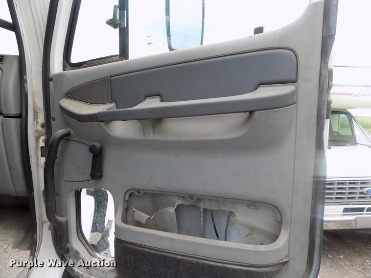 image for item DB9214 2003 Freightliner Columbia semi truck