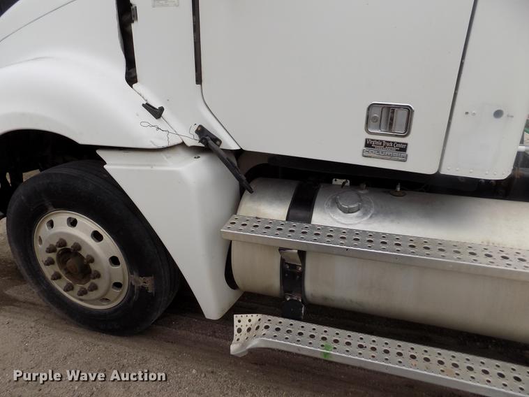 image for item DB9214 2003 Freightliner Columbia semi truck