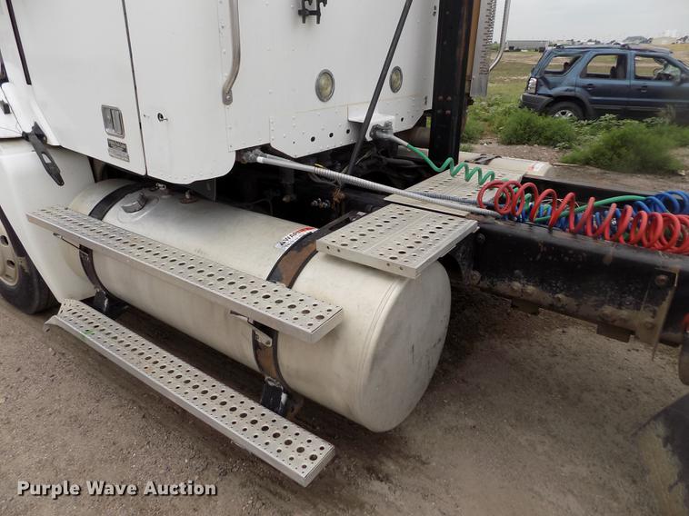 image for item DB9214 2003 Freightliner Columbia semi truck