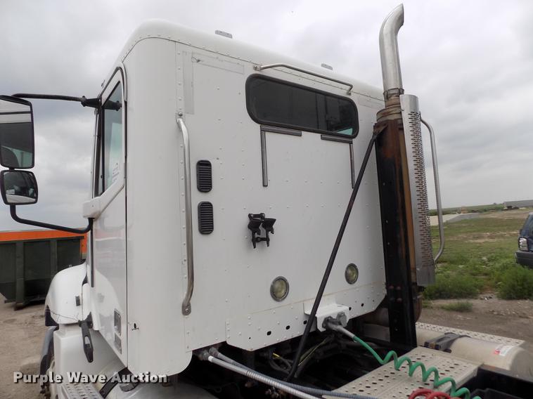 image for item DB9214 2003 Freightliner Columbia semi truck