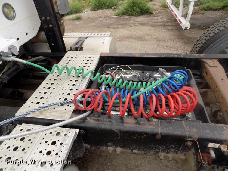 image for item DB9214 2003 Freightliner Columbia semi truck