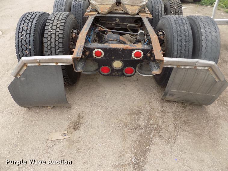 image for item DB9214 2003 Freightliner Columbia semi truck