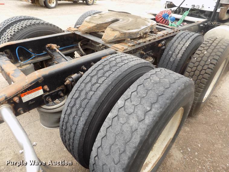 image for item DB9214 2003 Freightliner Columbia semi truck