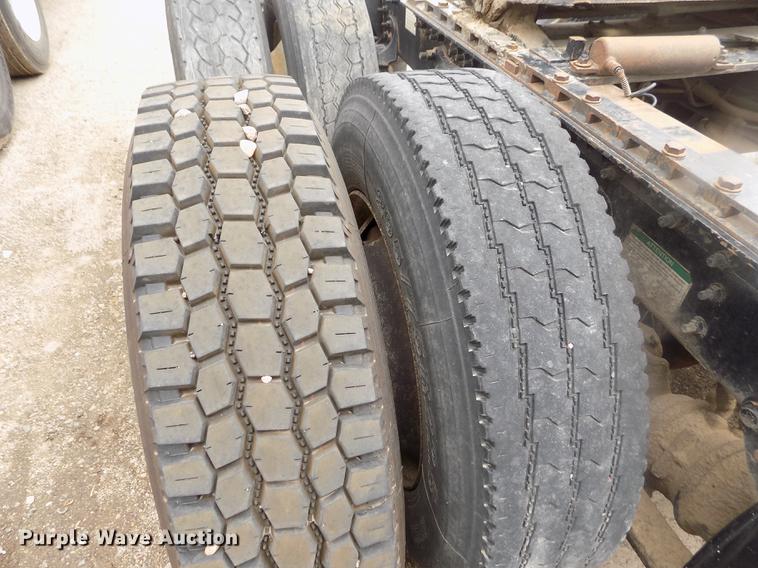 image for item DB9214 2003 Freightliner Columbia semi truck