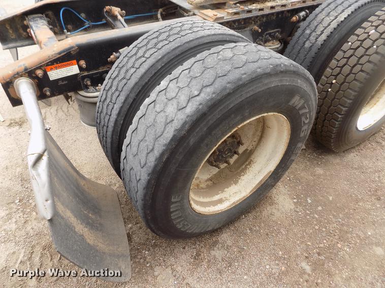 image for item DB9214 2003 Freightliner Columbia semi truck