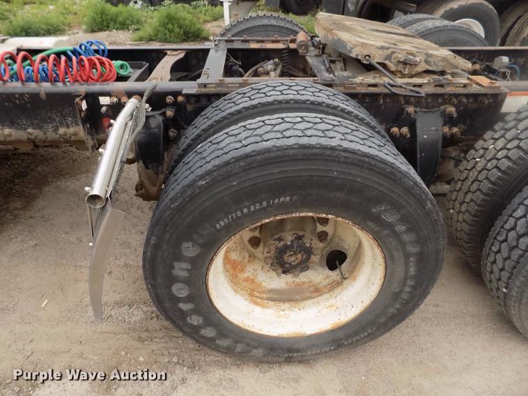 image for item DB9214 2003 Freightliner Columbia semi truck