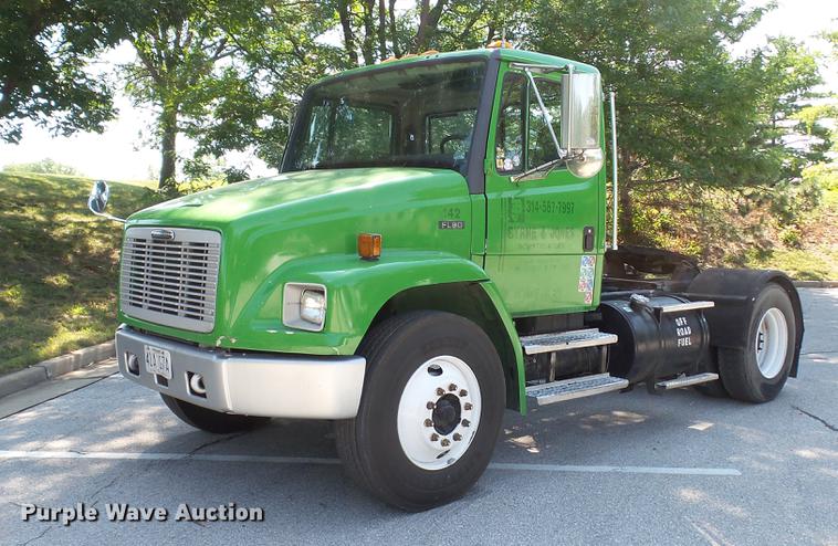 image for item DD7251 2000 Freightliner FL80 semi truck