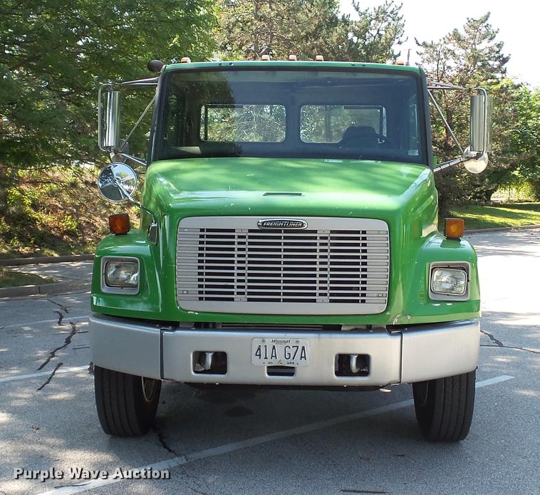 image for item DD7251 2000 Freightliner FL80 semi truck