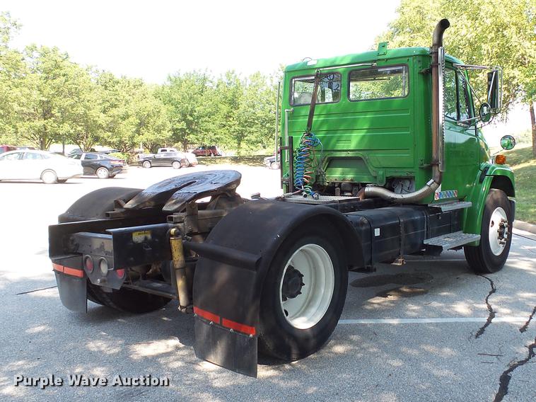 image for item DD7251 2000 Freightliner FL80 semi truck