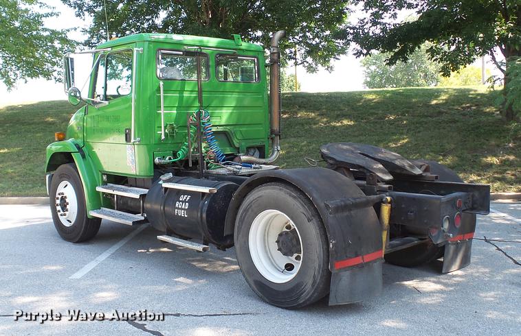 image for item DD7251 2000 Freightliner FL80 semi truck